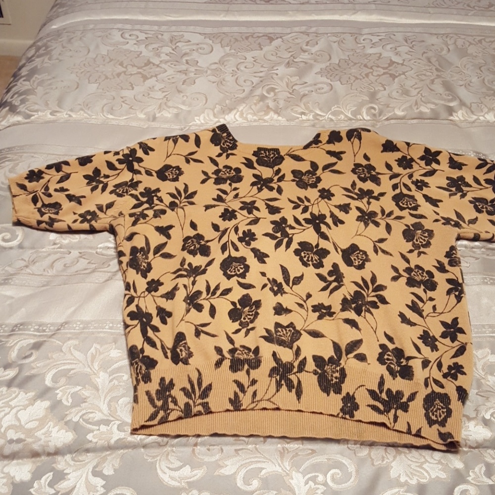 Short sleeves rose print sweater